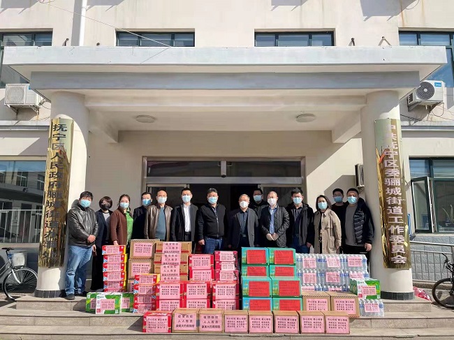 暖心支援！民建秦皇岛市委抚宁区支部会员向防疫一线工作人员赠送应急食品-1.jpg