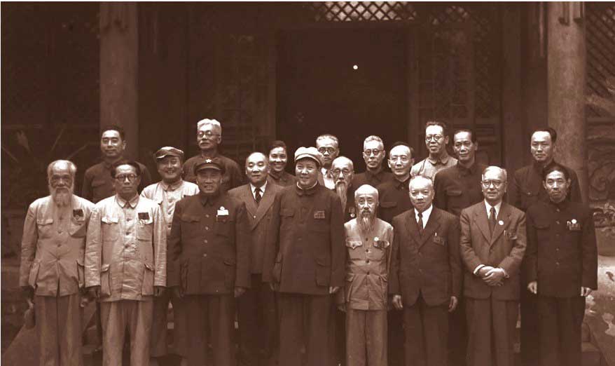 1949年6月15日，中国人民政治协商会议筹备会第一次全体会议在北平召开。图为1949年7月15日筹备会常务委员在中南海合影，左四为黄炎培。.jpg
