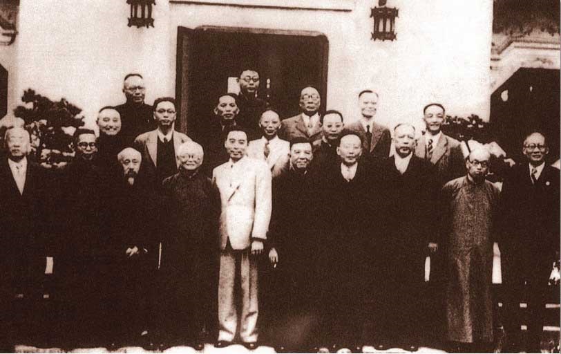 1946年10月18日，国、共及第三方面代表在上海讨论恢复和谈的具体步骤。前排左五为周恩来，后排左一为黄炎培。.jpg