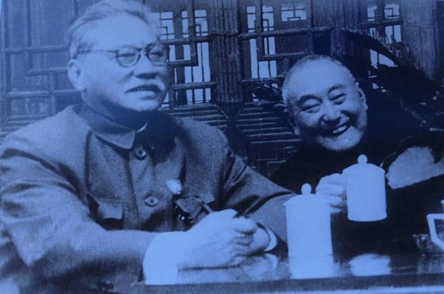 新中国成立初期，胡厥文与黄炎培在一起.jpg
