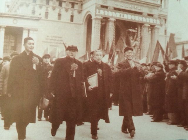 1956年1月20日，民建上海分会主任委员盛丕华、副主任委员胡厥文（左二）、荣毅仁带领工商界代表参加上海市资本主义工商业公私合营大会。.jpg