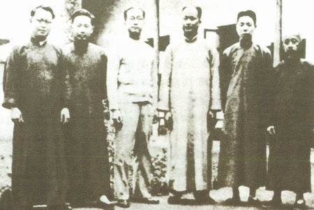 1936年，章乃器（右3）与李公仆（左二）、沈钧儒（右1）.jpg