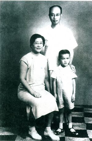 施复亮与妻儿合照.jpg