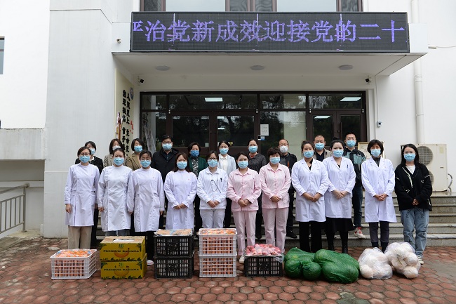 致敬“白衣天使”——民建秦皇岛市委北戴河总支开展护士节慰问活动2-1.jpg