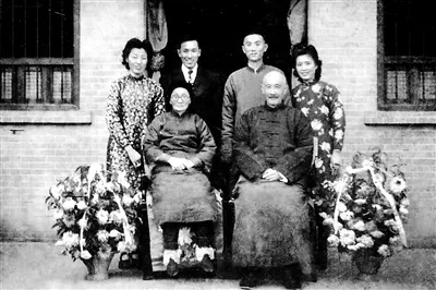 冷遹与家人合影.jpg