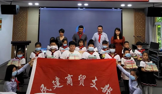民建秦皇岛市委商贸支部开展“为爱前行”助学活动-1.jpg