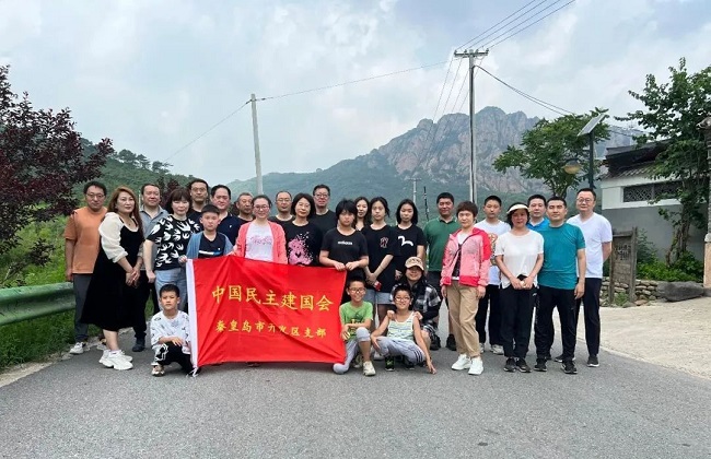 我为民建争光彩，长城环保在行动——民建秦皇岛市委开发区支部开展“青山绿水生态保护行”志愿服务活动1.jpg