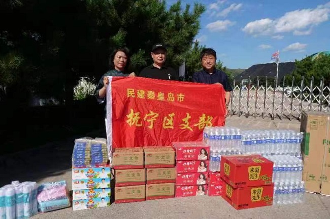 同心抗疫 夏送清凉——民建秦皇岛市委抚宁区支部慰问高速公路防控一线工作人员1.jpg