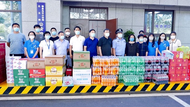 民建秦皇岛市委北戴河总支参加北戴河区暑期慰问活动1.jpg