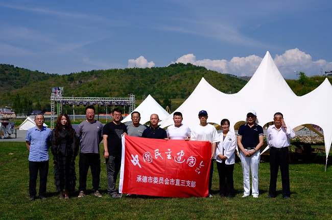 不忘初心做表率  团结创新勇担当-（上图）梁久龙（中）带领市直三支部赴牧兰谷对接 (2)-1.jpg