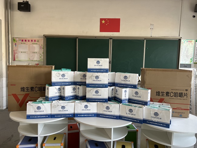 民建保定市委竞秀支部、保定市看护志愿者协会联合爱心企业到沈庄小学开展慰问活动 (1)-1.jpg