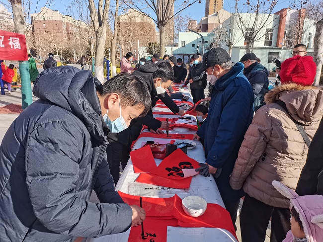 20230118翰墨飘香添年味 笔墨浓情送祝福——民建保定市委复兴支部联合民进莲池教育支部、保定市税务局开展“迎新春 赠春联 送祝福”活动2-1.jpg