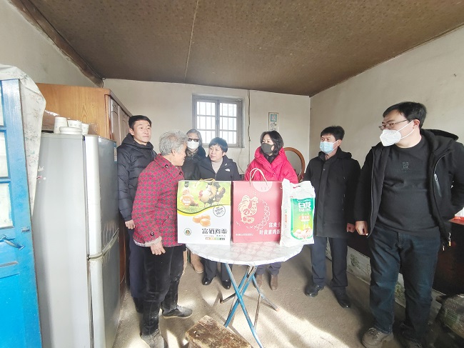 民建秦皇岛市委企业二支部开展困难群众走访慰问活动1 (2).jpg