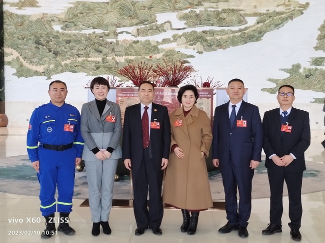（上图）市人大常委会副主任、民建承德市委主委郭士刚（左3）与部分民建会员中的市人大代表合影.jpg
