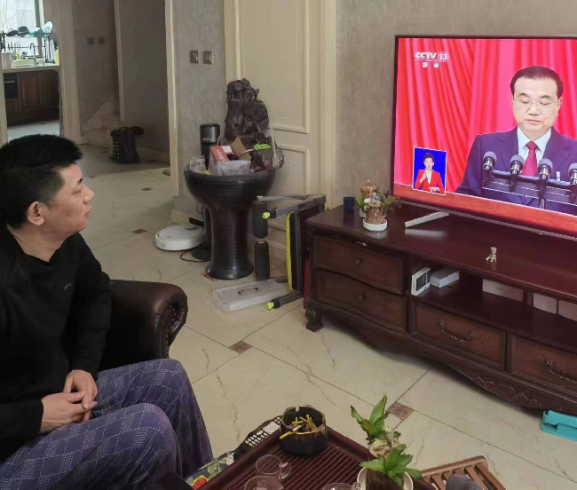 民建路南八支部组织会员观看学习两会盛况1.png