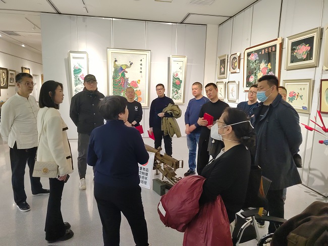 民建张家口桥东第一支部参观工艺美术大师评定展1 (2)-1.jpg
