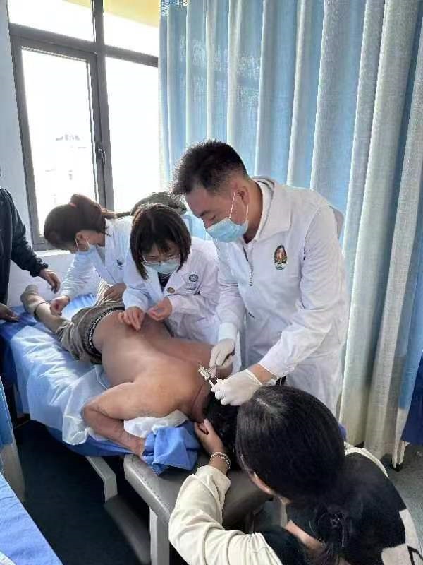 汉藏一家 大爱无疆 民建唐山市委路北区工委十一支部会员黄超参加援藏送医送药义诊义治活动3-1.jpg