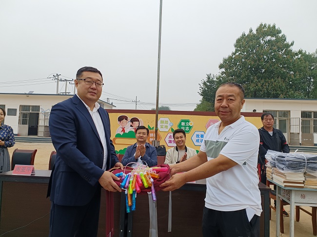 20230928心系教育事业  助力乡村振兴—民建保定市委三丰支部赴顺平县东五里岗小学开展爱心捐赠活动2-1.jpg