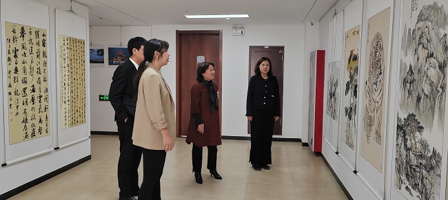 民建北戴河总支参观爱家乡”主题公益书画摄影展1.jpg