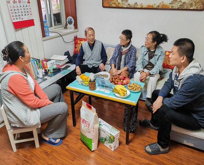 民建唐山市委路南区工委七支部开展“关爱老会员 情暖重阳节”走访慰问活动-1.jpg