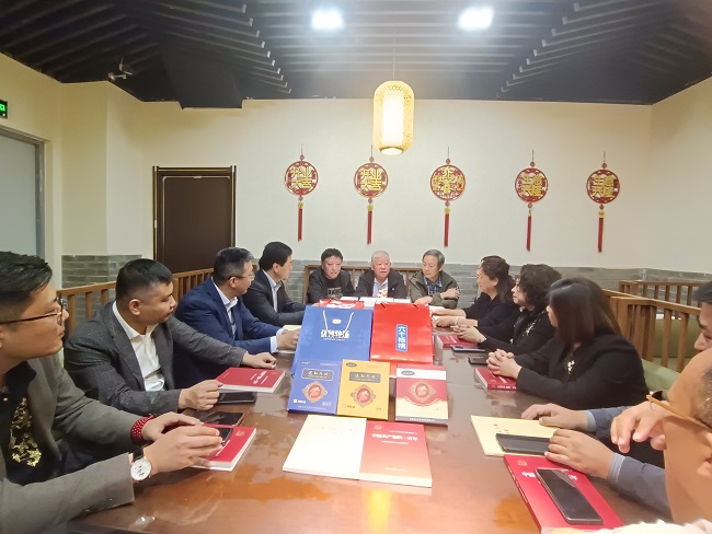 民建裕华区基层委员会二支部开展重阳节尊老敬贤慰问活动-1.jpg