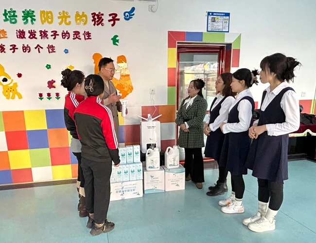 民建沧州市直十一支部开展冬日消毒防护进校园活动 (2)-1.jpg