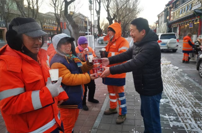 民建承德市委市直六支部开展“思源__暖冬”慰问环卫工人活动 (1)-1.jpg