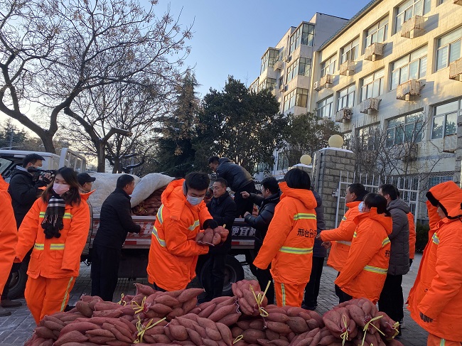 民建邢台市委举办“薯香生暖意，赠与贴心人”慰问一线环卫职工活动1 (1)-1.jpg