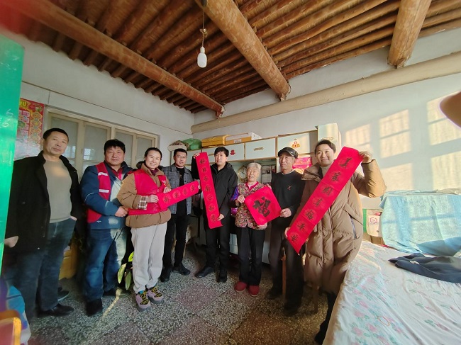 慰问传真情 送福送到家 民建抚宁区支部开展节前慰问活动-1.jpg