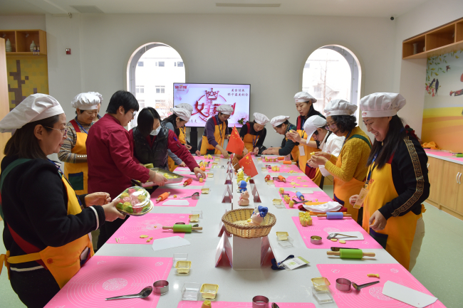 民建唐山市委丰南区总支开展喜迎“三八”国际妇女节中式传统面点培训活动 (4) (2).jpg