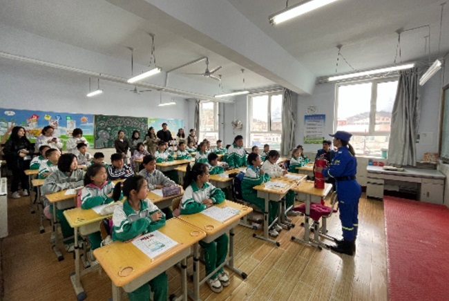 民建承德市委双桥支部联合蓝天救援队、市燃气公司入校开展“珍爱生命、守护成长”安全宣讲活动 (2)-1.jpg