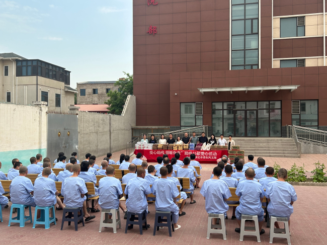 20240517携手关爱 共筑希望——民建保定市委东风支部开展助残日献爱心活动2 (2).jpg