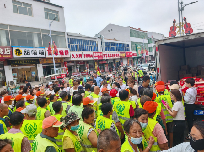 民建衡水市委到武强县开展“关爱城市美容师，同心共创文明城”活动3.jpg