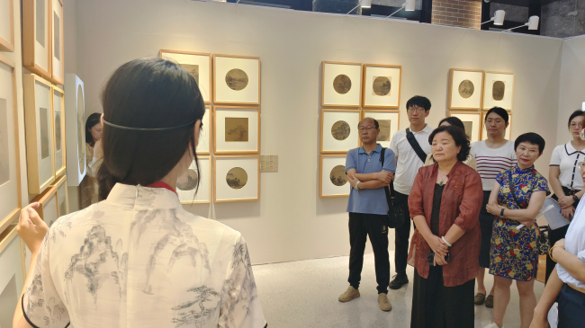 民建秦皇岛市委北戴河总支参加北戴河区统战对象观展活动 (2).jpg