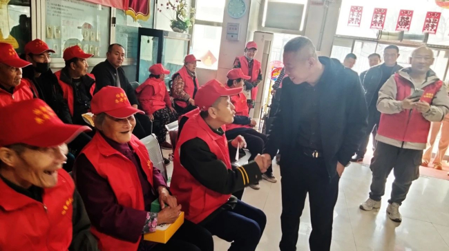 民建沧州市委市直十一支部与老人亲切攀谈 (2).jpg