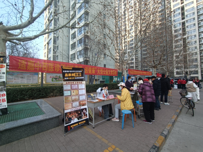 “情暖三月天 巾帼绽芳华”民建会员助力基层社区开展“三八”公益活动(1) (2).jpg