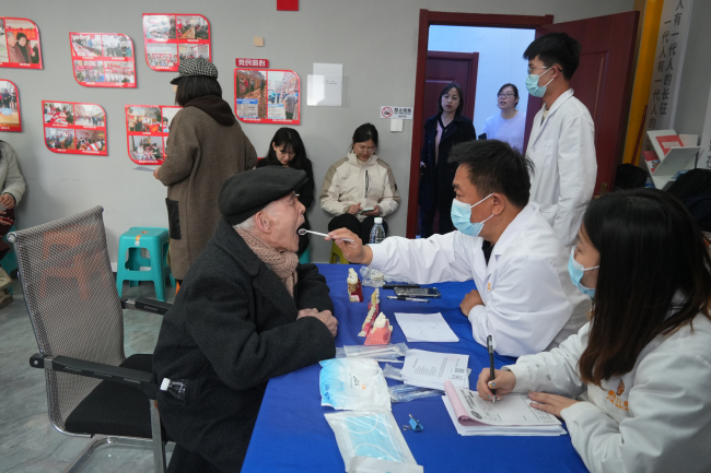 20250408情暖社区 同心同行——民建保定市委东风支部赴竞秀区东风街道开展公益活动3 (2).jpg