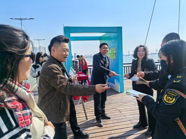 民建秦皇岛市海港区委联合市生态环境局开展国家安全教育日集中宣传活动 (2).jpg
