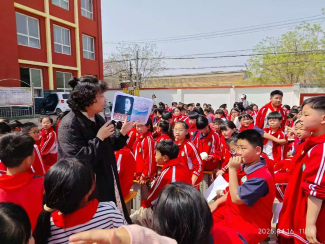 20250417同心公益行，民建在行动——民建保定市委新阶层二支部开展特色进校园活动3 (2).jpg