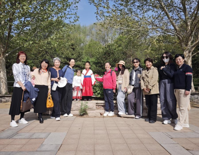 民建廊坊市委开展“赏牡丹 读经典”品牌读书活动1 (2).jpg