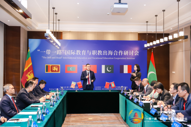科教文委员会师海斌参加研讨参加研讨2 (2).jpg