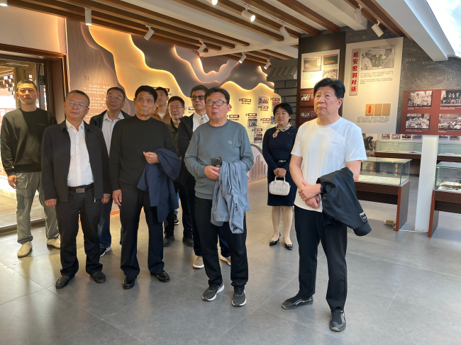 民建唐山市委组织部分老领导到参观会史馆(04.27)(3) (2).jpg