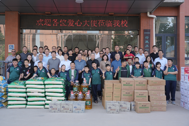 李海平出席民建邯郸市委“幸福邯郸·统战行”- 携手同行让爱无碍爱心捐赠活动3 (2).jpg