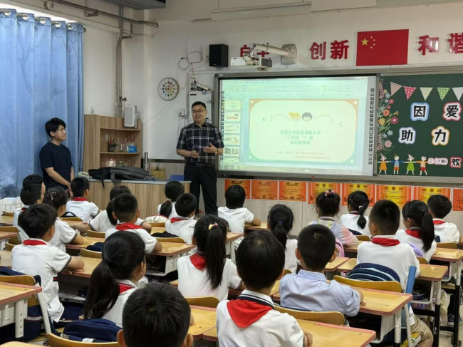 （民建河北省直工委三支部走进会员企业系列活动）携手共建法治校园，提高学生法律意识.jpg