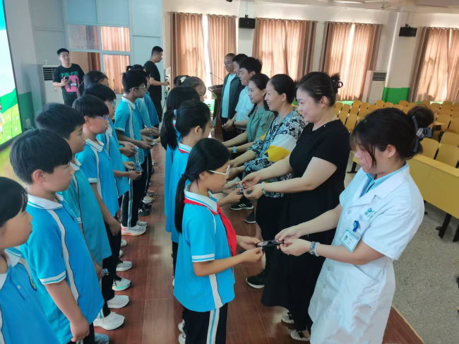 民建肥乡区支部走进肥乡区明德小学开展“爱眼日”活动3 (2).jpg