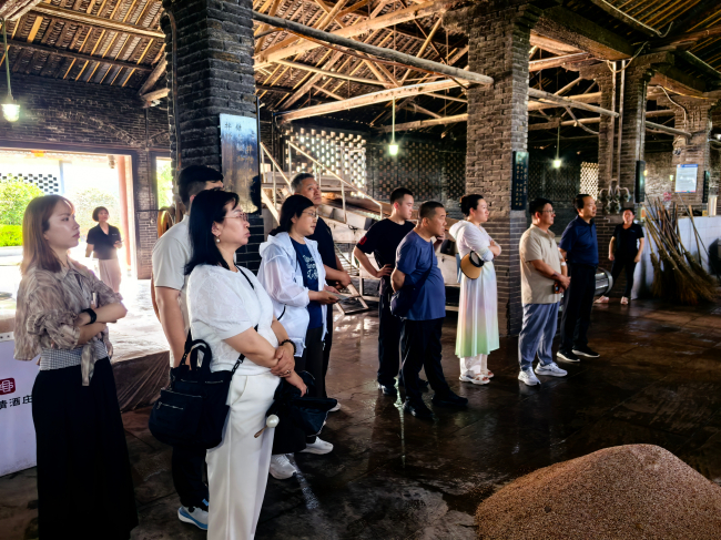 20250522民建保定市委新城支部开展“洞见行动”——赴四川省泸州市树清酒庄开展非遗技艺与产业创新调研活动3 (2).jpg