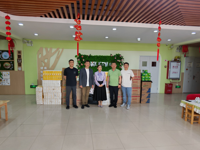 1民建承德市委企业委员会赴双滦区开展爱心慰问 以行动践行主题教育1 (2).jpg