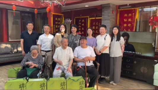 民建张家口市委机关支部会员张涵泓端午节慰问椿树街道梁家园社区老人.jpg