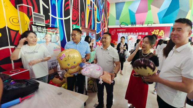 20250530民建保定市委满城支部携手金色摇篮幼儿园举办“情暖六一  你我同行——关注儿童成长之路”活动1 (2).jpg