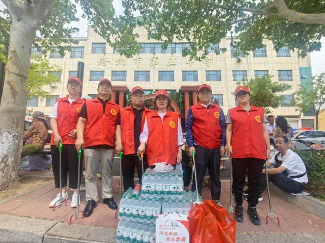 服务高考，共创文明——民建沧州市委开展高考志愿服务活动1 (2).jpg